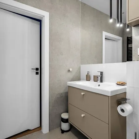 Ochota Three-bedroom - 79m2, Parking, Balcony - By Rentujemy Lägenhet