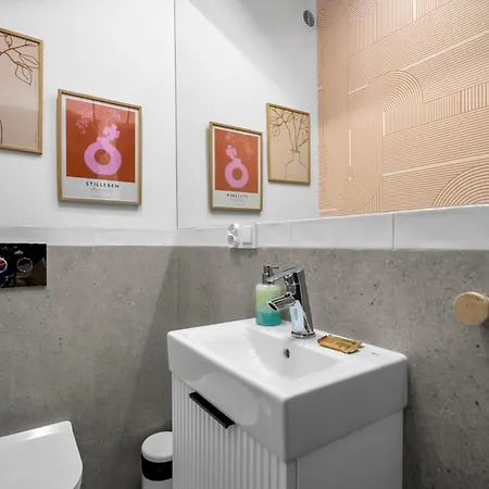 Ochota Three-bedroom - 79m2, Parking, Balcony - By Rentujemy Lägenhet Warszawa