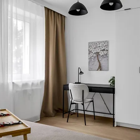 Ochota Three-bedroom - 79m2, Parking, Balcony - By Rentujemy Apartmán Varšava