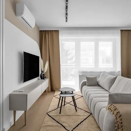 Ochota Three-bedroom - 79m2, Parking, Balcony - By Rentujemy Daire Varşova