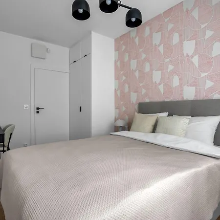 Ochota Three-bedroom - 79m2, Parking, Balcony - By Rentujemy Warschau